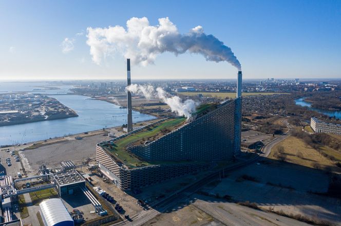 Na dachu spalarni i elektrowni w Kopenhadze powstało CopenHill. Dach przekształcono w centrum sportów. Powstał tu całoroczny stok narciarski, park wspinaczkowy i ścieżki spacerowe
