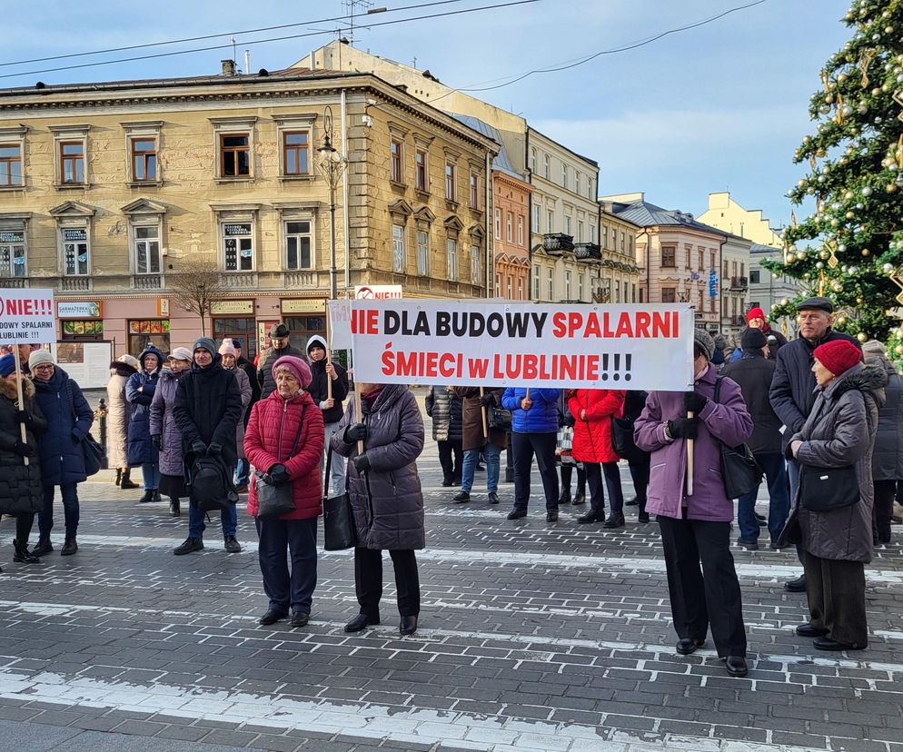 Mieszkańcy przeciwko spalarni. Dzisiaj protestowali przed ratuszem i zablokowali drogę