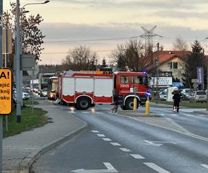 Wielka akcja strażaków na Białołęce. Wyciek gazu obok stacji paliw! Zablokowano ruch w obu kierunkach 