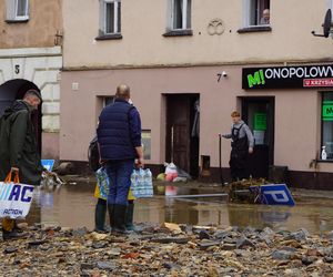 W Głuchołazach sceneria jak z czasów wojny. Mieszkańcy: „Chleba nam potrzeba” 