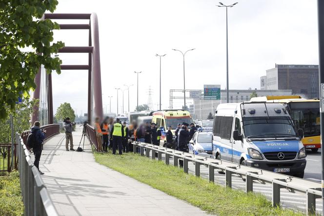 Aktywiści znów blokują Warszawę. Przykleili się do mostu, interweniowało pogotowie