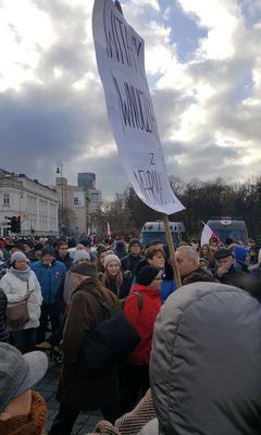 Transparent na obchodach Święta Niepodległości