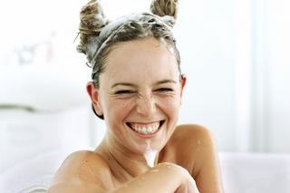 Jak myć włosy? Metody i częstotliwość mycia włosów