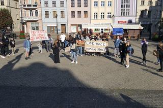 Protest w Grudziądzu, przeciwko agresji i dyskryminacji rasowej w Ameryce