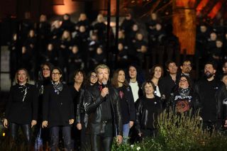 Chór Ocalałych upamiętnił zmarłych w zamachu na koncercie Eagles of Death Metal z 2015 roku. Dołączył Jesse Hughes