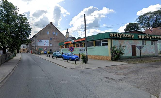 Ta wieś jest ozdobą Dolnego Śląska. Są tu słynne drewniane domy tkaczy 