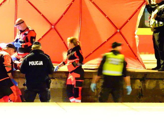 Młody mężczyzna wpadł między peron a pociąg w Warszawie. Został zmiażdżony