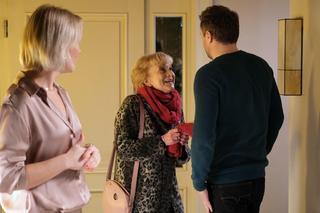 	M jak miłość odc. 1807. Bartek (Arkadiusz Smoleński), Dorota Kawecka (Iwona Rejzner), Kisielowa (Małgorzata Rożniatowska)