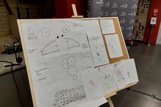 W bydgoskim Teatrze Kameralnym powstały innowacyjne wynalazki. Śmietnik sam się otwiera, panele podążają za światłem 