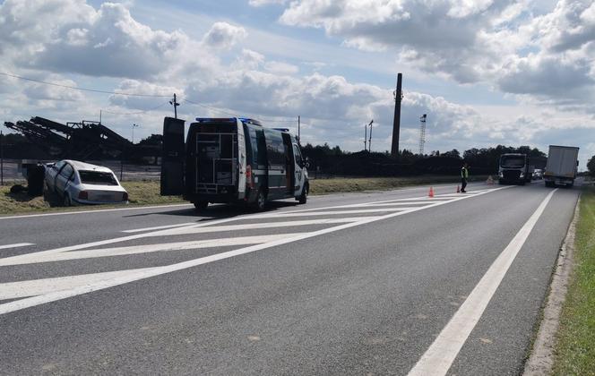 Groźna kolizja w Opatowie. Stracił kontrolę i wpadł do rowu