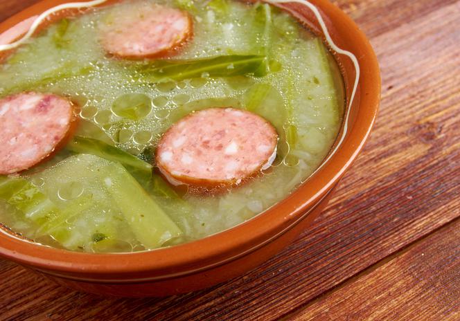Portugalska zupa z kapusty i chorizo: przepis na caldo verde