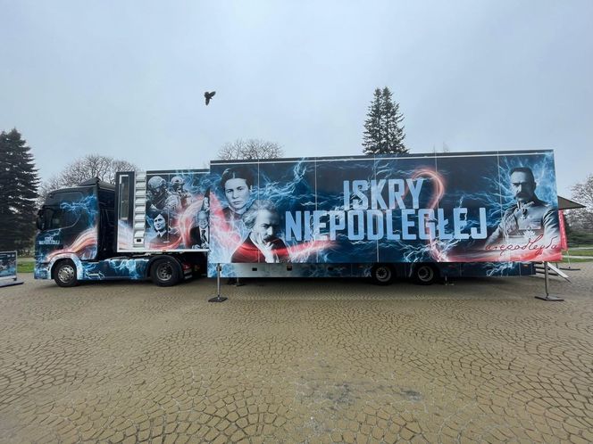 Wyjątkowe widowisko multimedialne w naczepie. "Iskry Niepodległej" już dostępne w Raciborzu