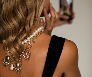 Perły, złoto, falbany, koronki. Jesień upłynie nam pod znakiem teatralnego dramatyzmu