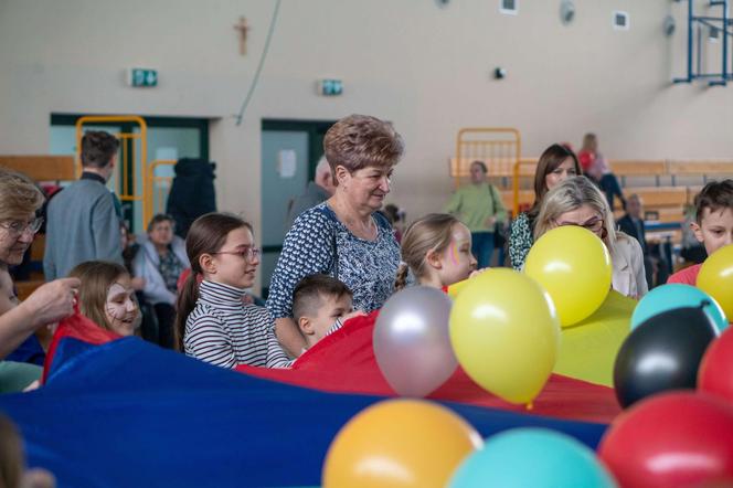 Na imprezie Babcie i Dziadkowie z Łukowa i okolic bawili się wspólnie ze swoimi dziećmi i wnuczętami