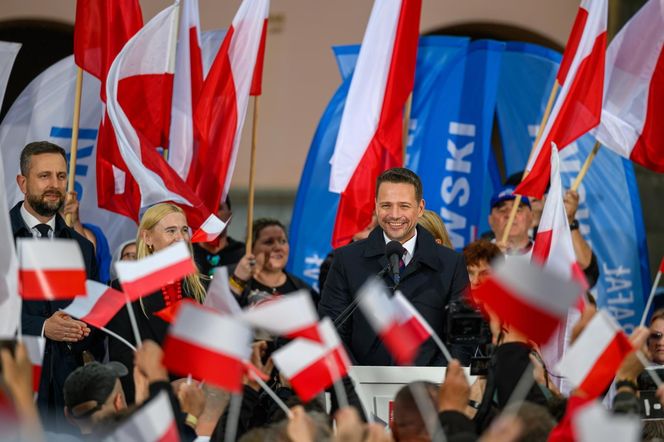 Zorro skradł show Trzaskowskiemu podczas wiecu w Tarnowie. Walczył szpadą i transparentem