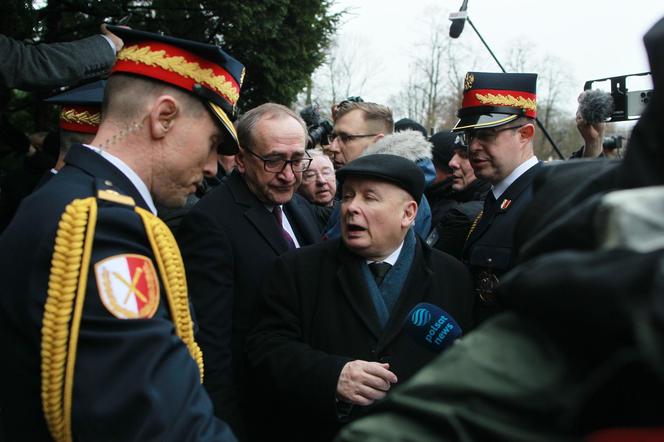 5. posiedzenie Sejmu X kadencji. Przed Sejmem stawili się Maciej Wąsik i Mariusz Kamiński w otoczeniu posłów PiS