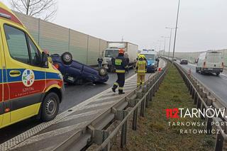 Dachowanie pod Tarnowem. Kierująca osobówką straciła panowanie nad pojazdem