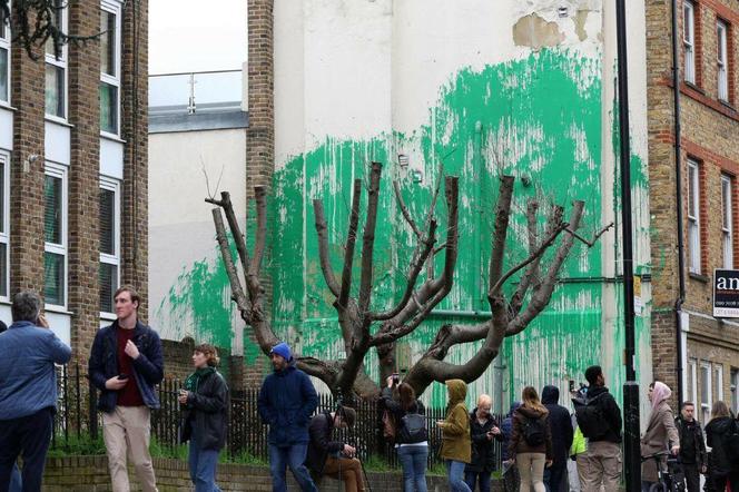  Nowy mural Banksy'ego w Londynie to wyjątkowe dzieło. Tłumy robią sobie przy nim zdjęcia 