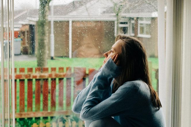 Jesienna depresja, niepokój, ciągłe zmęczenie? Lekarze z Mayo Clinic ujawniają zaskakującą przyczynę