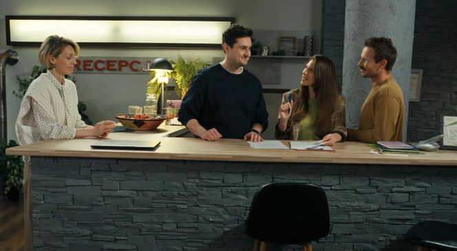 Barwy szczęścia odc. 3232. Regina (Kamila Kamińska), Franek (Mateusz Banasiuk), Malwina (Joanna Gleń), Herman  (Maciej Raniszewski)