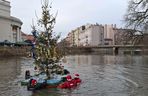 Udekorowana choinka stanęła na środku rzeki w Kaliszu