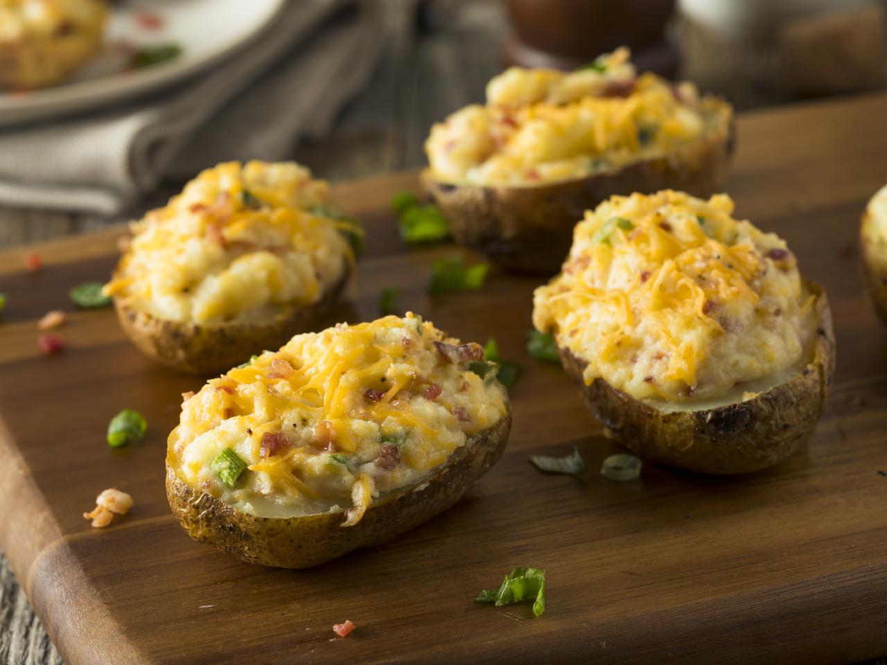 Ziemniaki faszerowane bobem, serem, miętą i sezamem: przepis