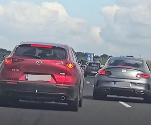 Kierowca mercedesa terroryzuje innych kierowców na autostradzie A4