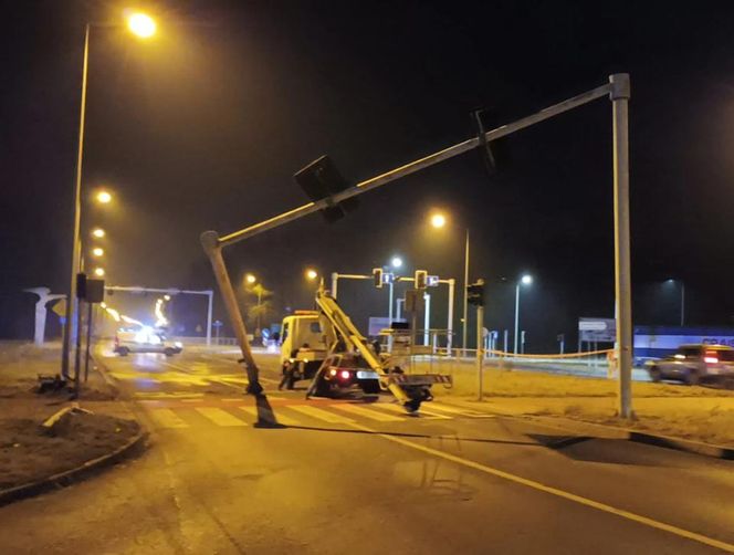 Pijany kierowca przestawił słup sygnalizacji 