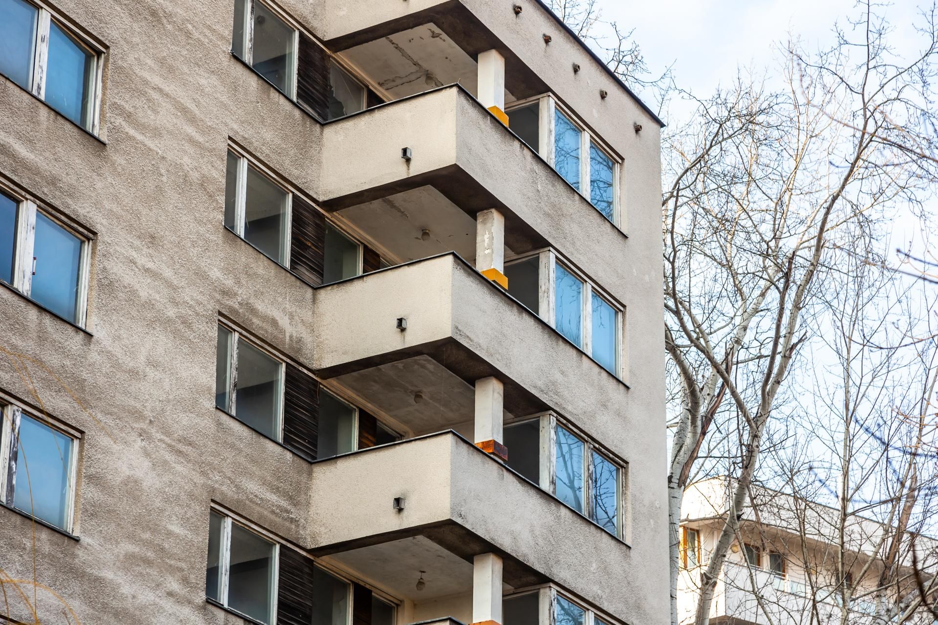 Szpiegowo, blok na Sobieskiego 100 w Warszawie