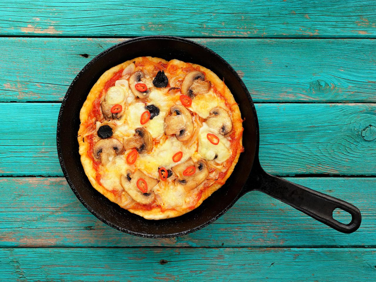 Pizza z patelni: jak zrobić pizzę inaczej?