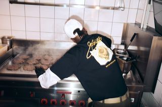 Zalando prezentuje limitowaną kolekcję kapsułową Dickies x Goldies Smashburger
