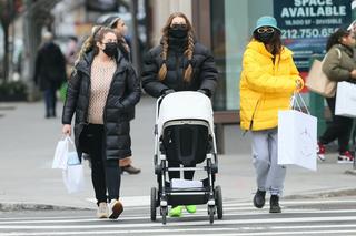 Gigi Hadid na spacerze z córką