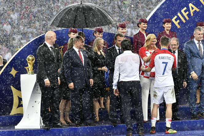 MŚ 2018: Putin pod parasolem, a inni mokną. Internauci komentują ceremonię [ZDJĘCIA]