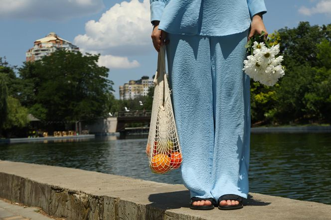 Spodnie culotte to must have tego lata. Jak je nosić w modnym stylu? 
