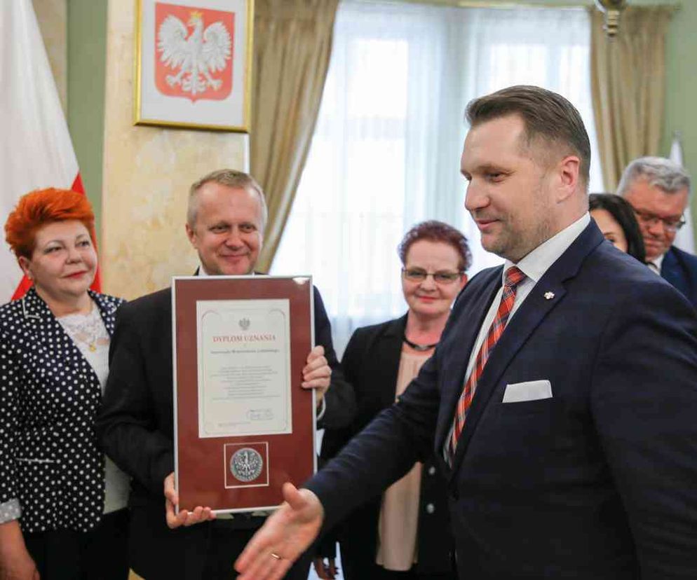 Przemysław Czarnek wręcza nagrody Samorządom wolnym od ideologii LGBT.