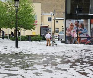 Nawałnica nad Gnieznem. Miasto zalały strumienie wody po ulewie i gradobiciu [ZDJĘCIA].