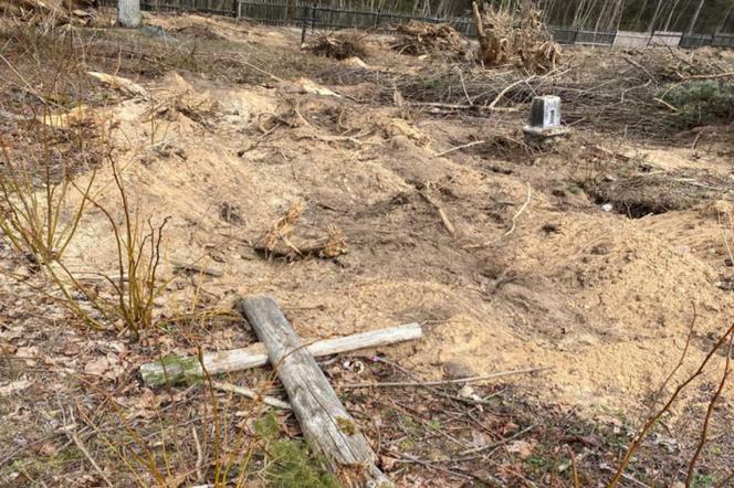 Zniszczone nagrobki na cmentarzu w Nowej Wsi Ełckiej