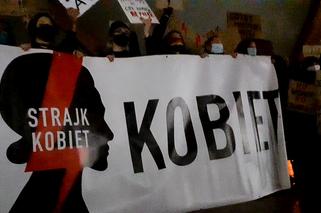 Protest kobiet w Olsztynie. Radny PiS pod kościołem: Hitlerjugend