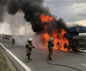 Dźwig stanął w ogniu na autostradzie A2. Słup dymu było widać z daleka