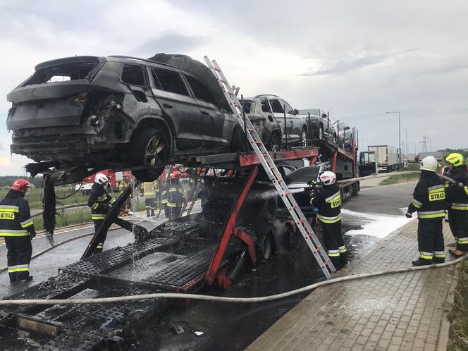 Pożar lawety z samochodami na obwodnicy Augustowa