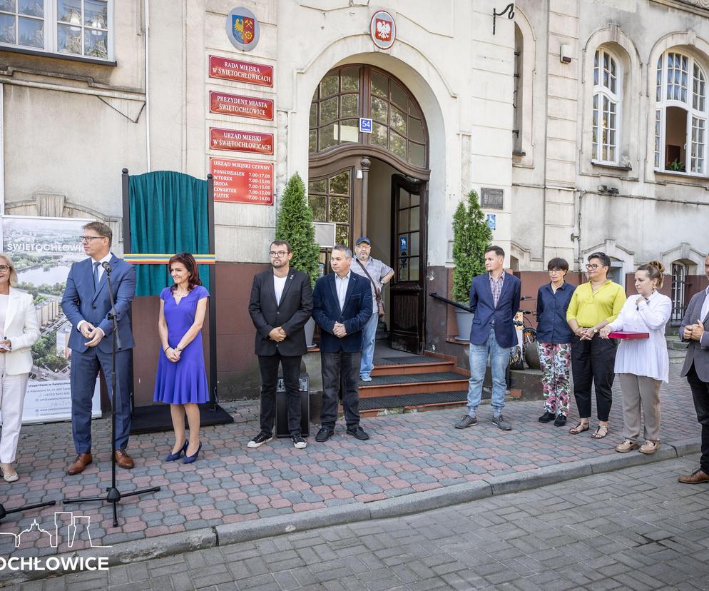 Tablice w języku śląskim przed Urzędem Miejskim w Świętochłowicach