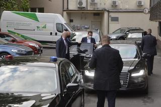 Premier Mateusz Morawiecki opuszcza siedzibę PiS