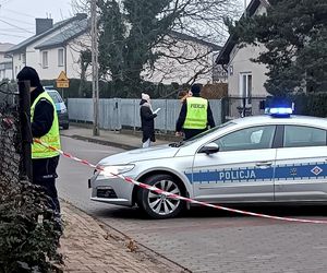 Sąsiedzi usłyszeli strzał, ciało kobiety leżało przy bramie. Nie żyje żona byłego policjanta