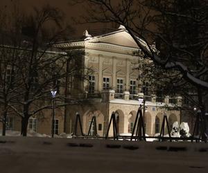 Lublin wieczorową porą. W mieście świąteczne ozdoby i hałdy śniegu. Zobacz zdjęcia!