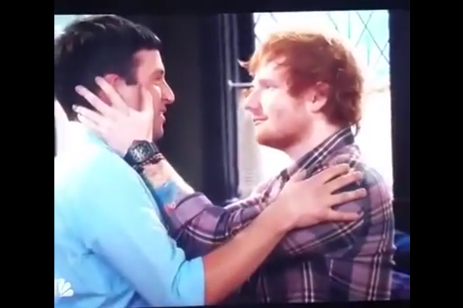 Ed Sheeran całuje się z mężczyzną