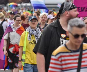 VI Toruński Marsz Równości. Przeciwnicy modlili się w centrum