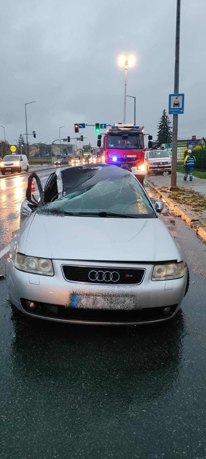 Kraksa przy galerii w Tarnowie. Opel zderzył się z audi