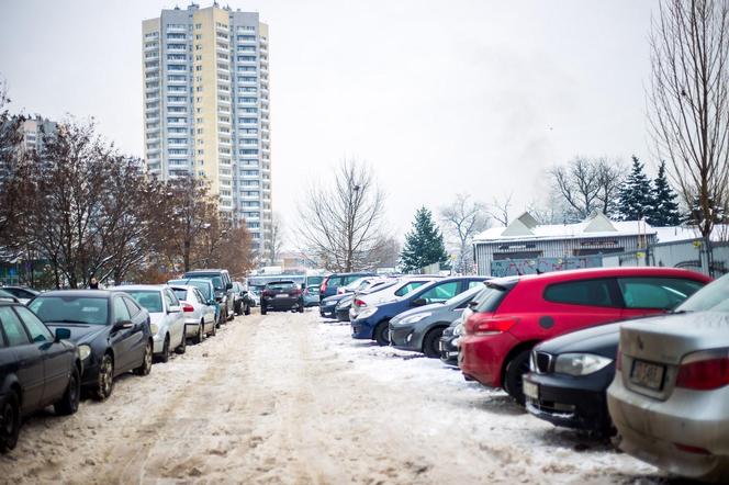 Nielegalny parking w rejonie Rawy. Kierowcy nadal mogą tam parkować za darmo 