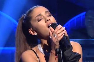 Ariana Grande na żywo w SNL! Wokalistka prezentuje singiel i naśladuje Rihannę [VIDEO]