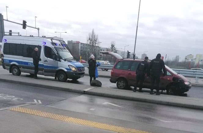 Policjanci z Poznania pomogli wymienić koło kobiecie, której auto stanęło na środku drogi!